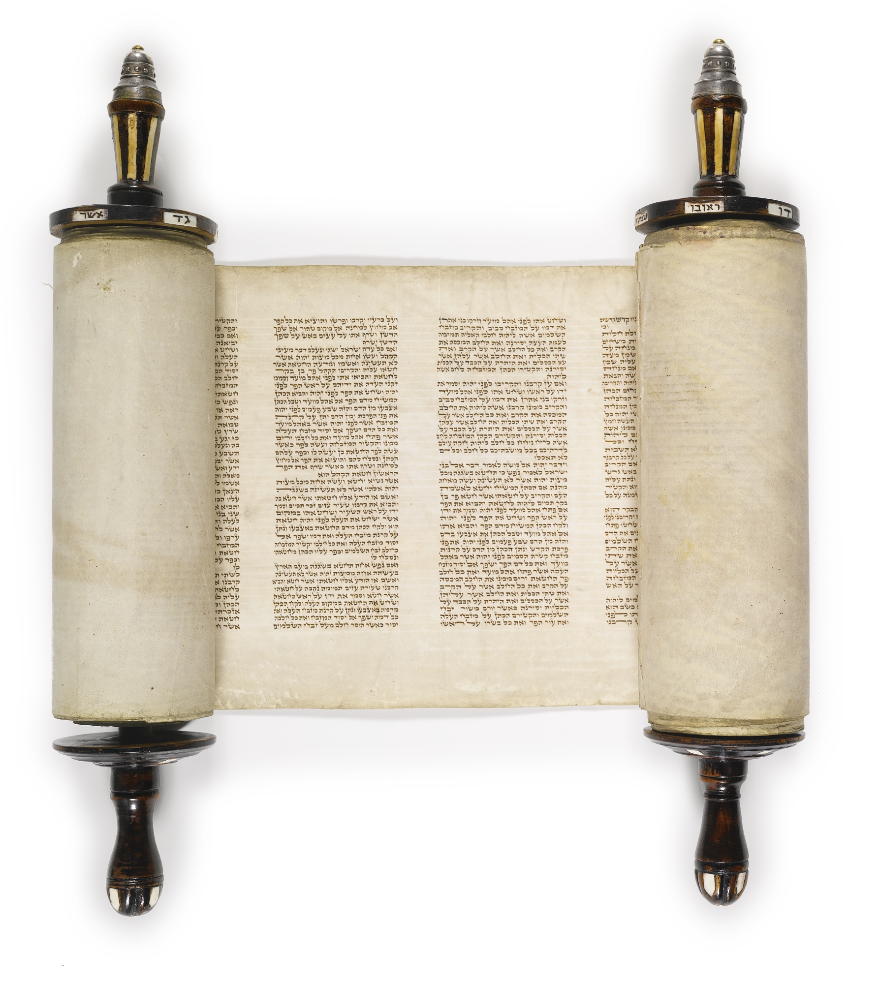 图：19世纪阿什肯纳兹犹太人（Ashkenazi Jews）抄写的摩西五经妥拉经卷（Torah Scoll），每页42行。现代犹太教抄写妥拉经卷的标准格式是每页42行，代表以色列人在旷野中的42站。